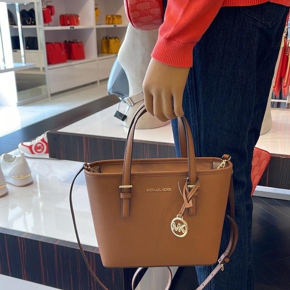 MICHAEL KORS
Jet Set Travel Extra-Small Saffiano Leather Top-Zip Tote Bag
NWT - Picture 8 of 16